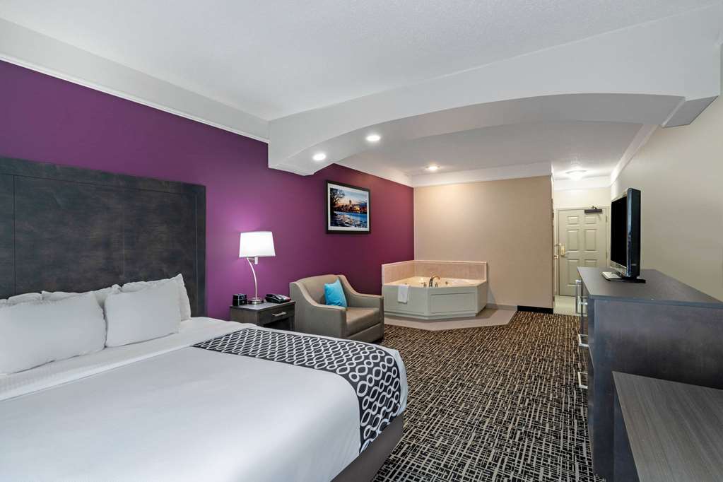 LA QUINTA INN STE LATHAM ALBANY AP-guestroom-Guest Room,Suite,On-Site.jpg