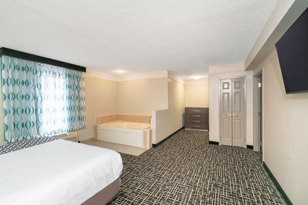 Suite - La Quinta Inn & Suites Albany Airport Latham - I-87, Exit 6