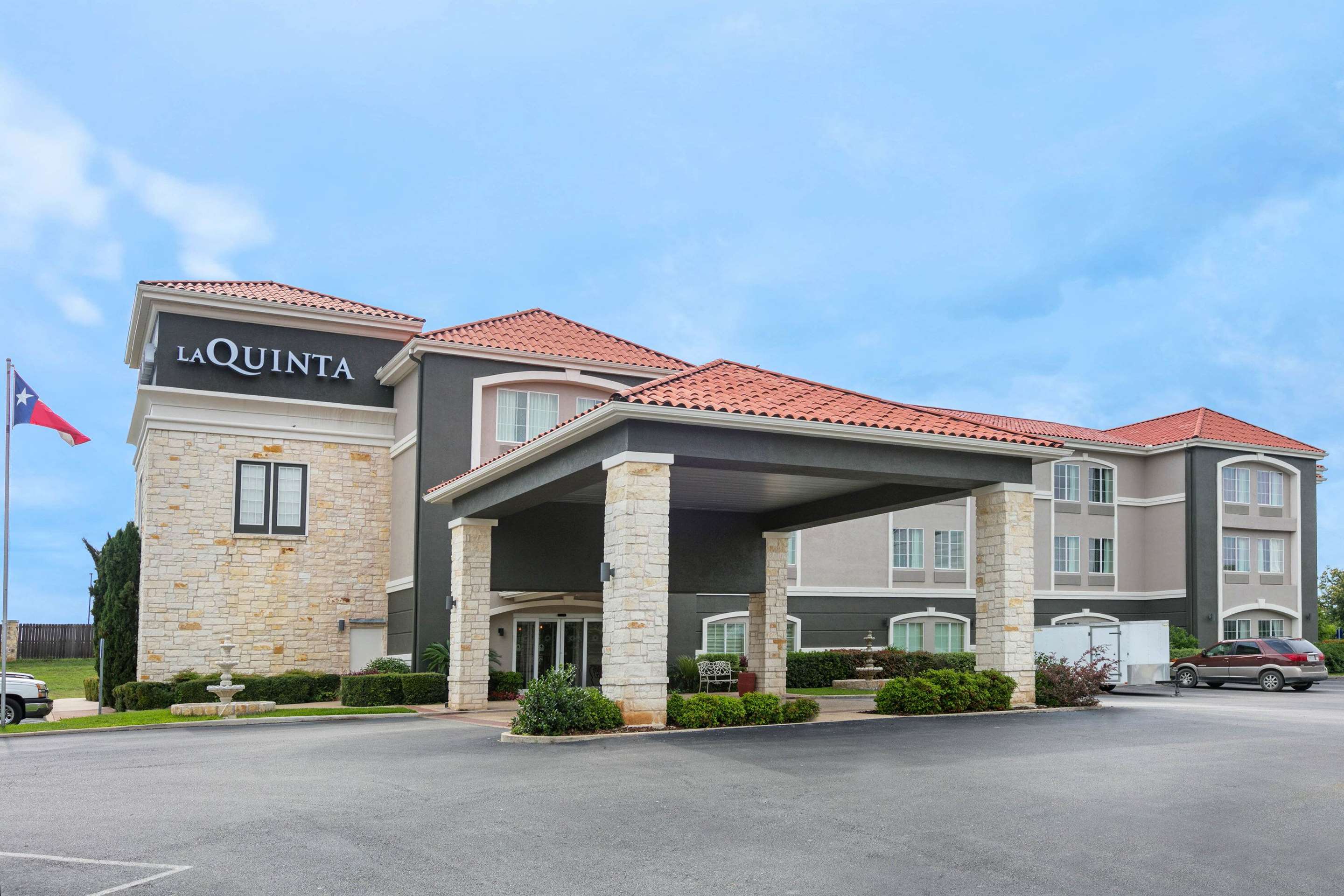 Exterior | La Quinta Inn & Suites by Wyndham Fredericksburg