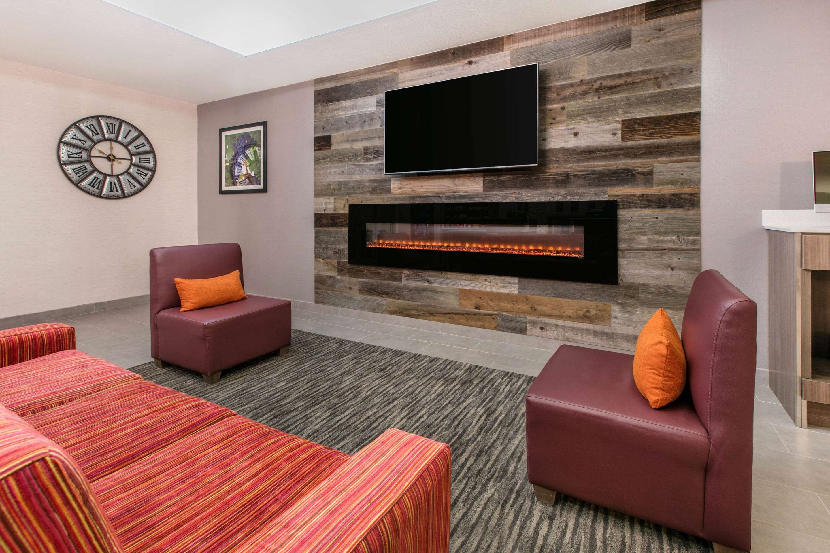 Lobby | La Quinta Inn & Suites by Wyndham Fredericksburg