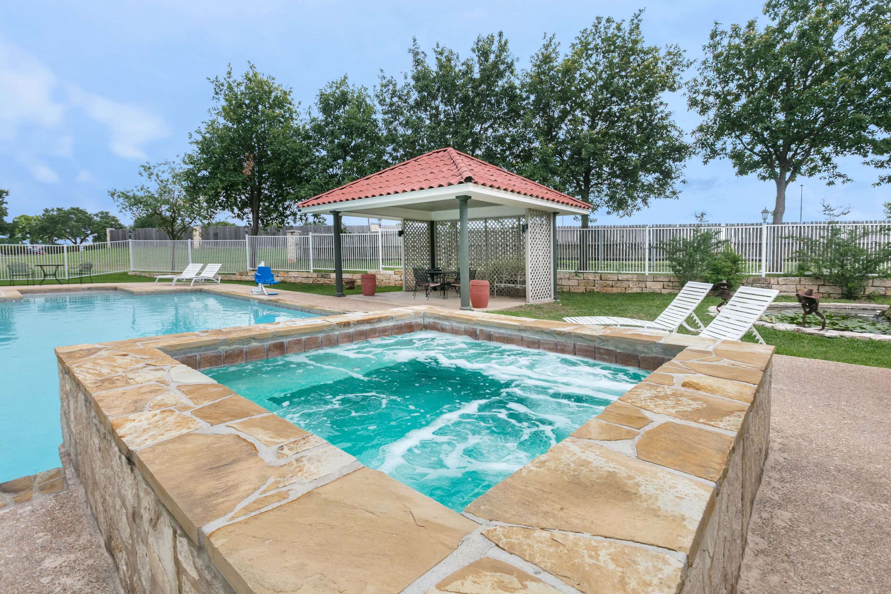 Pool | La Quinta Inn & Suites by Wyndham Fredericksburg