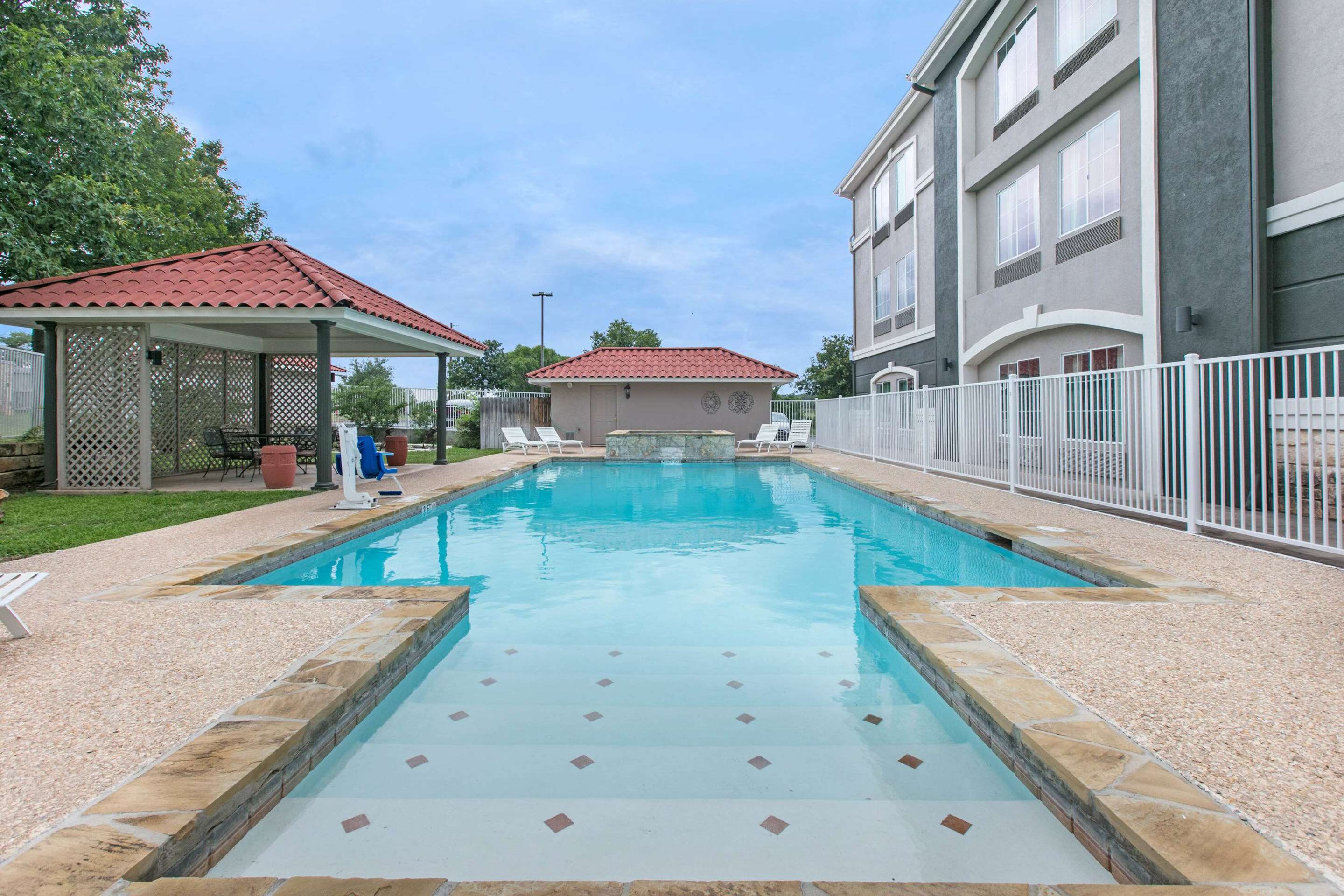 Pool | La Quinta Inn & Suites by Wyndham Fredericksburg