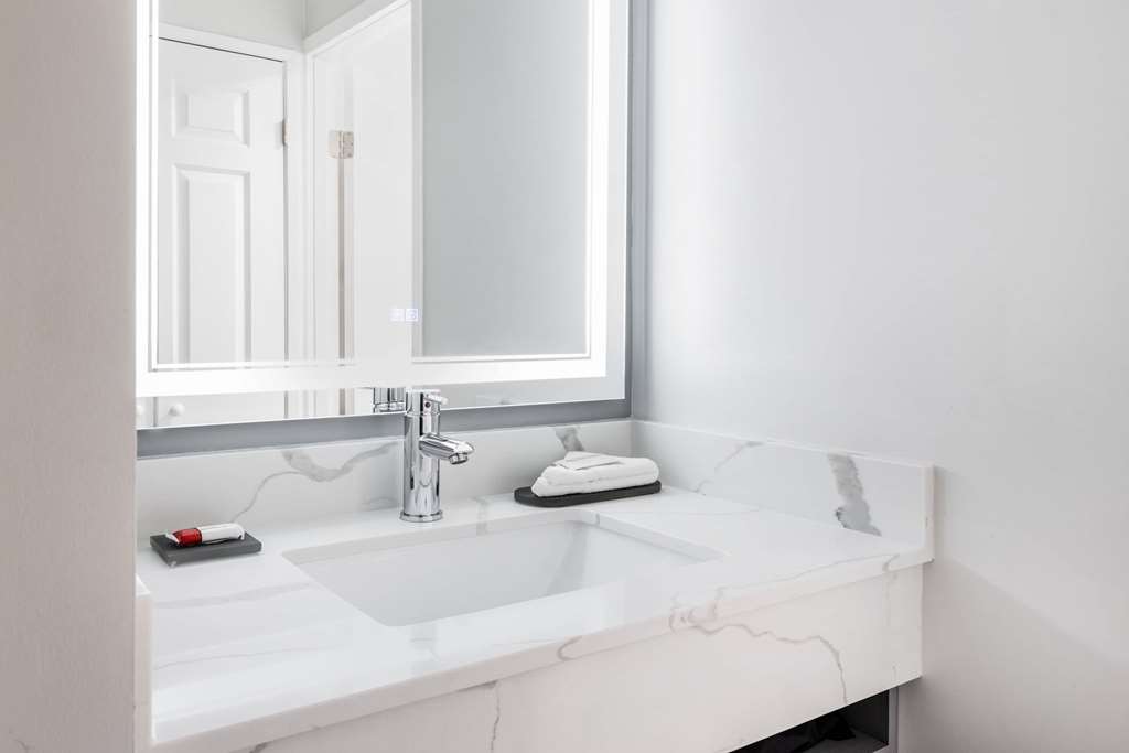 LA QUINTA INN LYNNWOOD-guestroom-Guest Room,Bathroom,On-Site.jpg