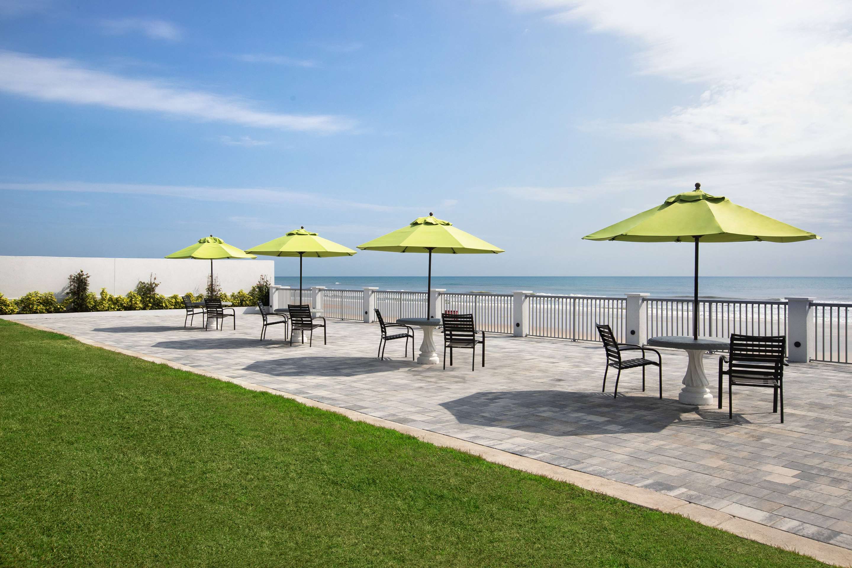 Beach | La Quinta Inn & Suites by Wyndham Oceanfront Daytona Beach