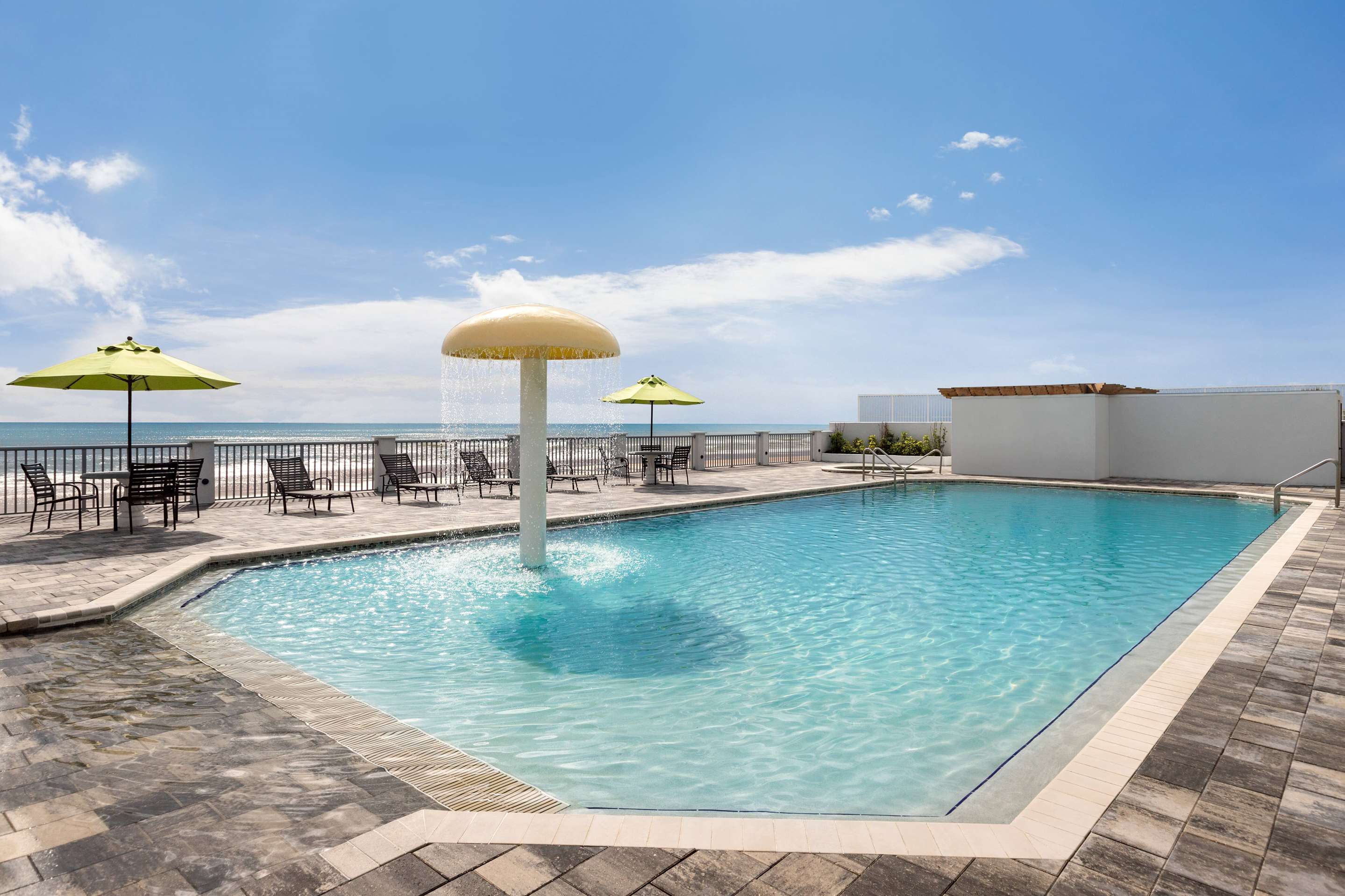 Pool | La Quinta Inn & Suites by Wyndham Oceanfront Daytona Beach