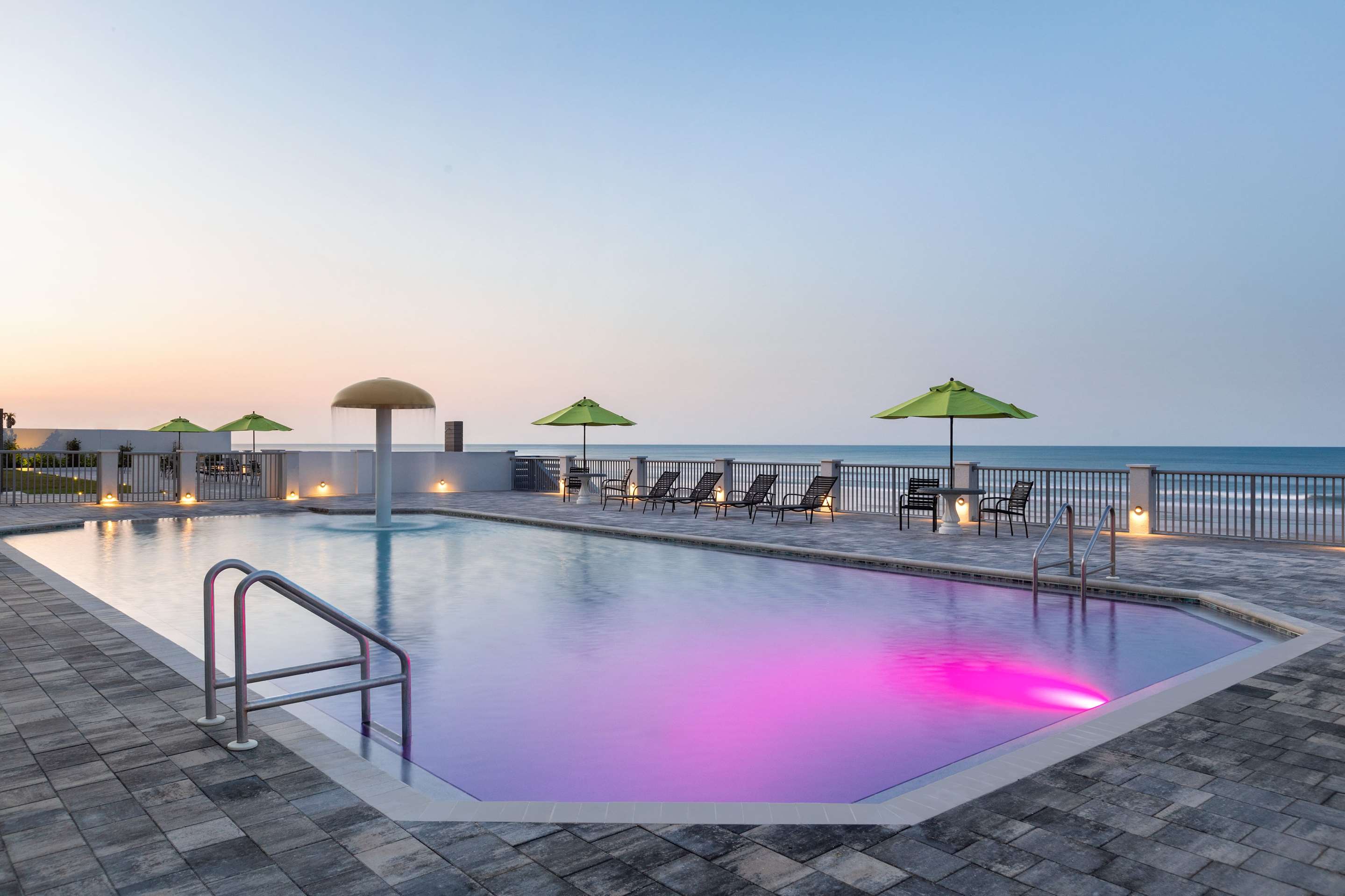 Pool | La Quinta Inn & Suites by Wyndham Oceanfront Daytona Beach