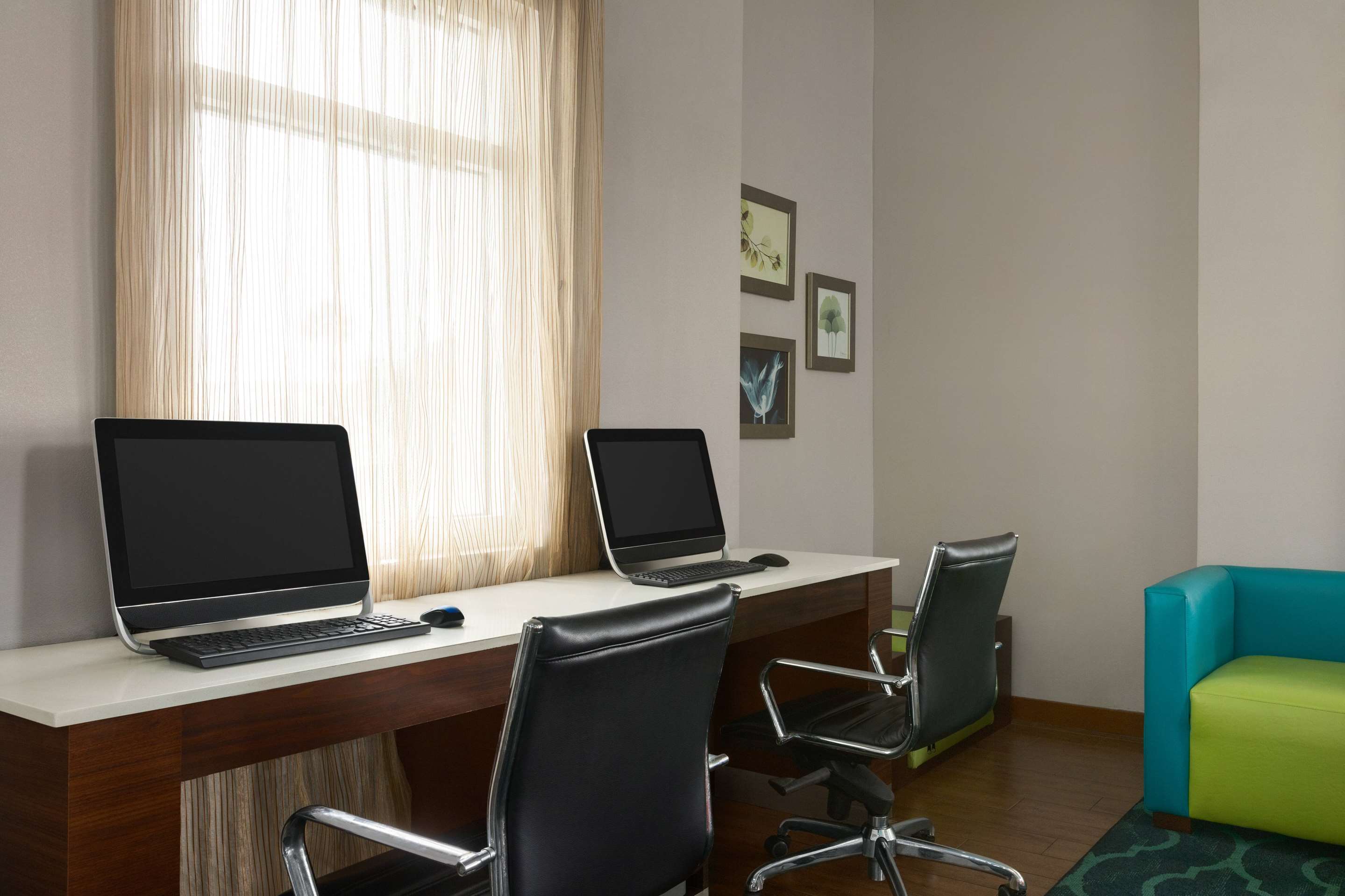 Business Center | La Quinta Inn & Suites by Wyndham Oceanfront Daytona Beach