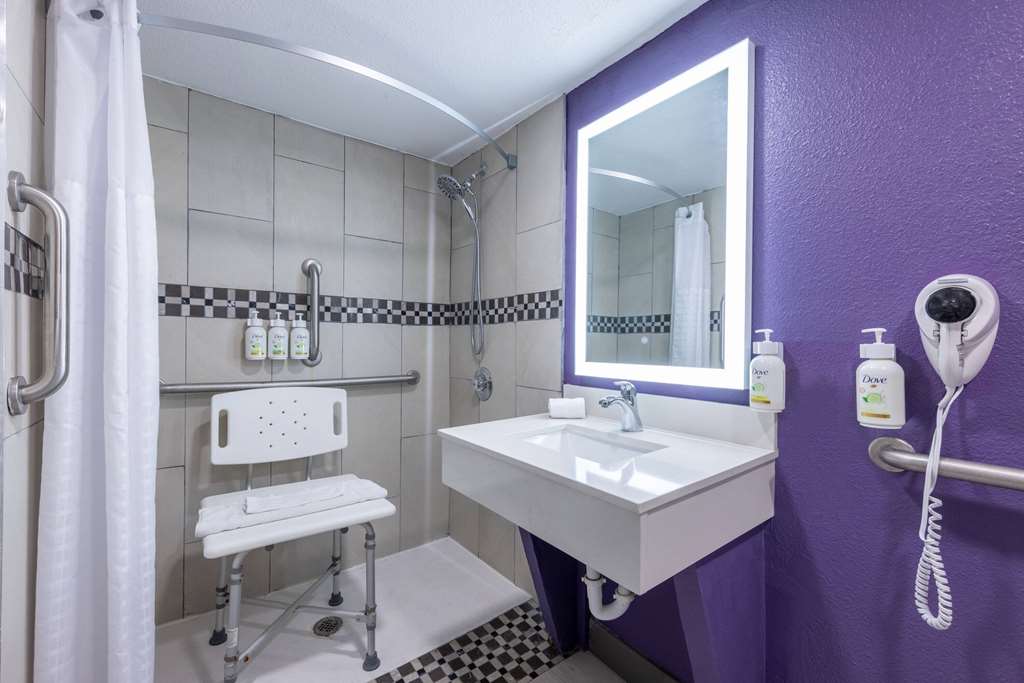 LA QUINTA INN KANSAS CITY LENEXA-guestroom-Guest Room,Bathroom,Shower,Accessibility,On-Site.jpg