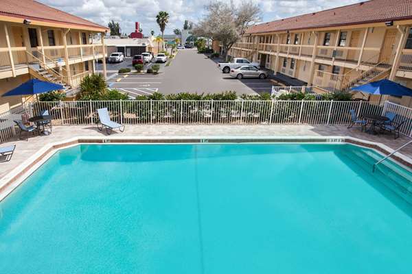 Pool - La Quinta Inn Fort Myers