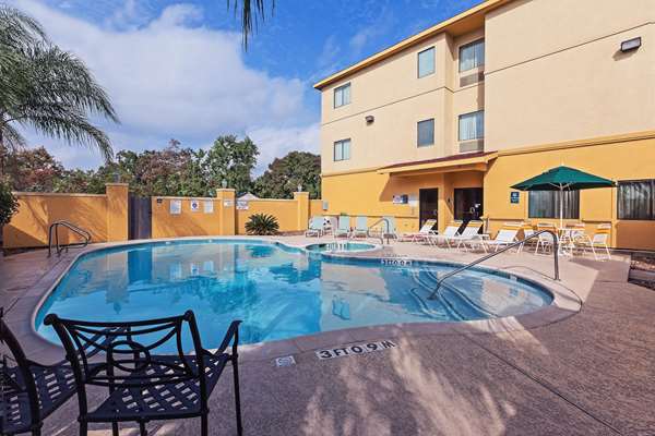Pool - La Quinta Inn & Suites Pasadena