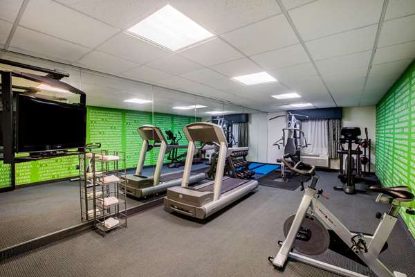 Fitness/ Exercise Room - La Quinta Inn & Suites Pasadena