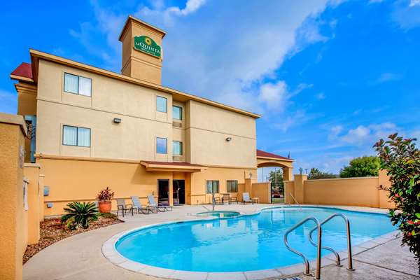 Pool - La Quinta Inn & Suites Pasadena