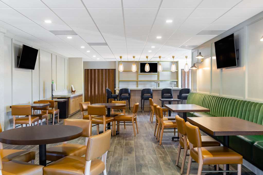 LA QUINTA INN STE PASO ROBLES-guestroom-Sitting area,On-Site.jpg