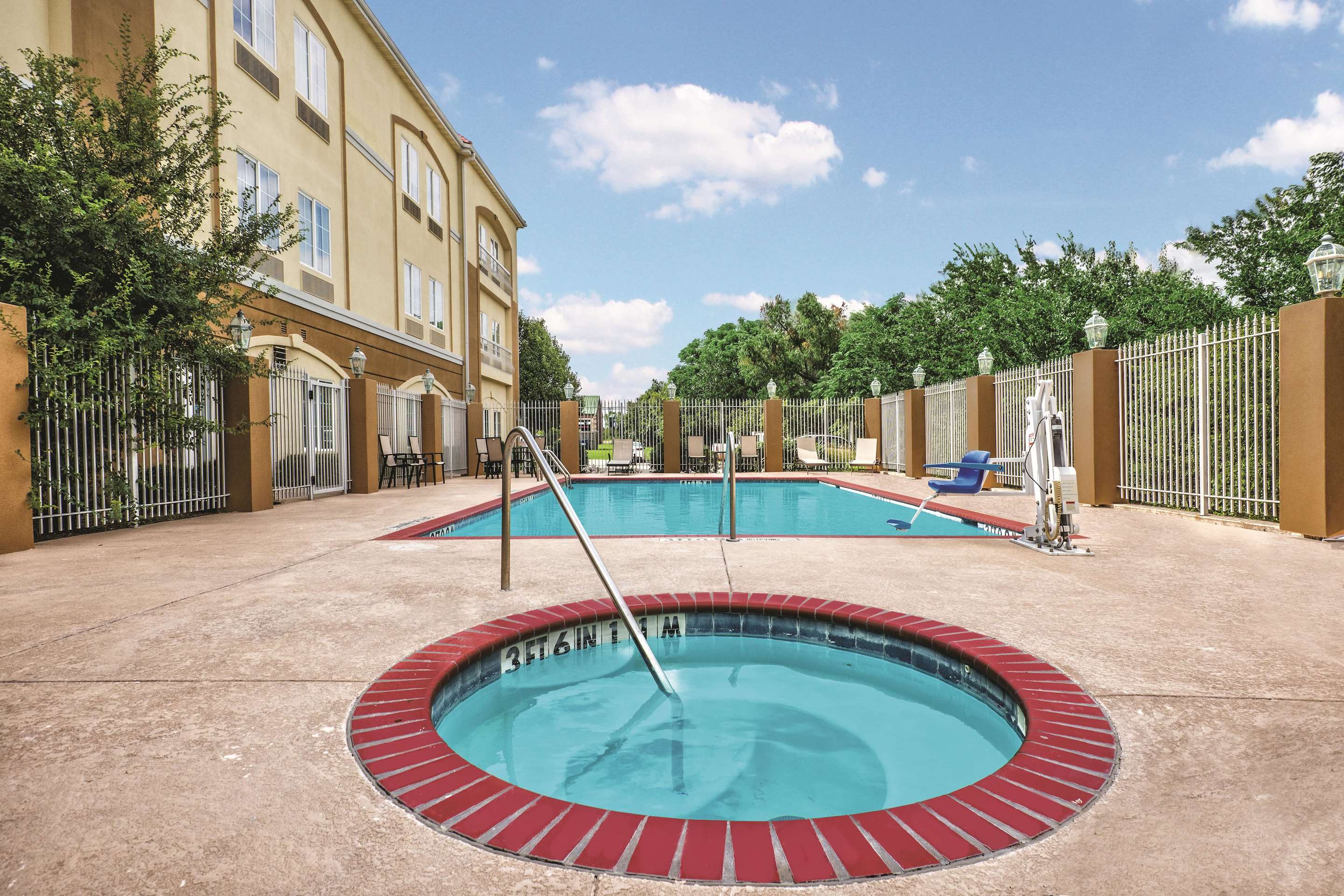 Pool | La Quinta Inn & Suites by Wyndham Stephenville