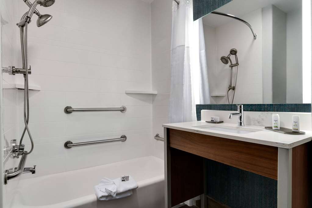 LA QUINTA INN STE STEPHENVILLE-guestroom-Guest Room,Bathroom,Shower,Accessibility,On-Site.jpg