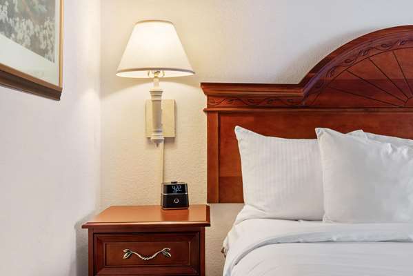  - La Quinta Inn & Suites Airport Fort Myers - I-75, Exit 131