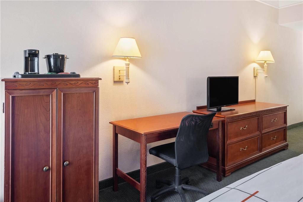 LA QUINTA INN STE FORT MYERS AP-guestroom-Guest Room,On-Site.jpg
