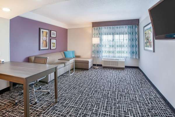  - La Quinta Inn & Suites Cincinnati Airport Florence - I-71 & I-75, Exit 182