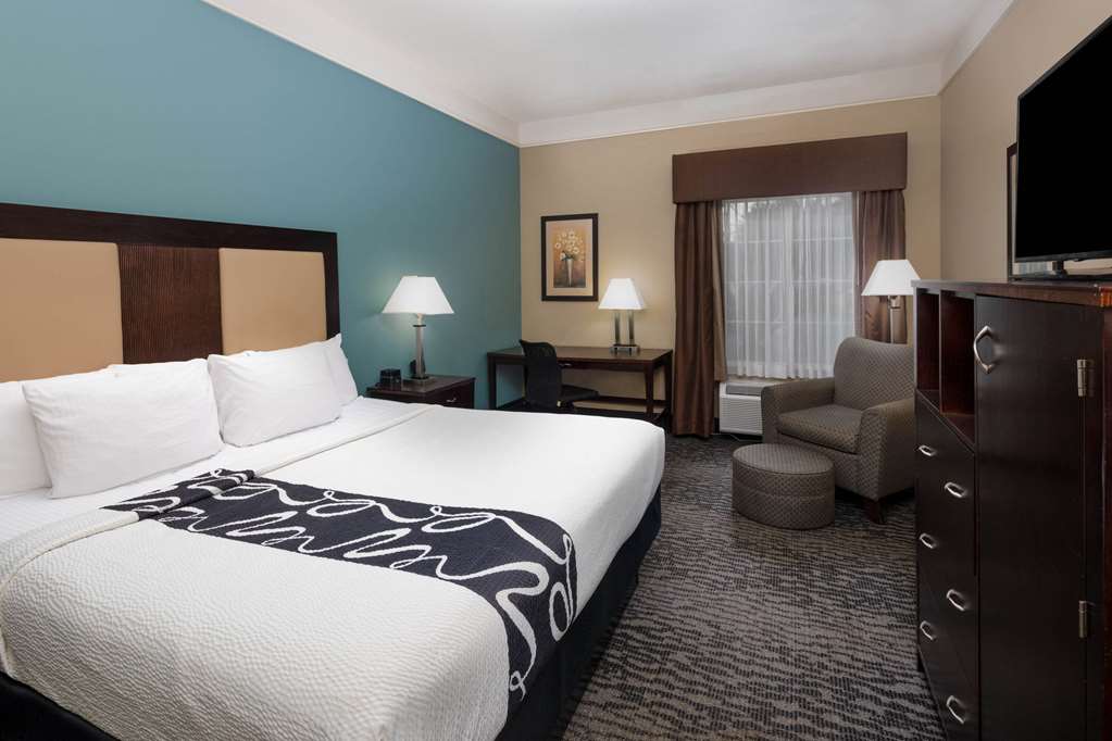 LA QUINTA INN STE SAV AP POOLER-guestroom-Guest Room,On-Site.jpg