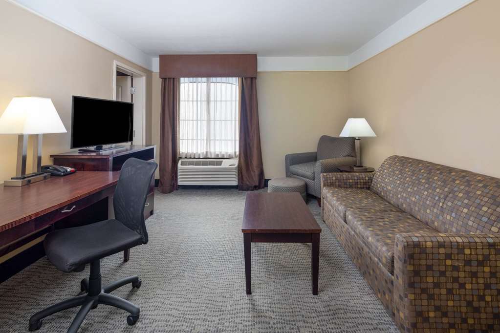 LA QUINTA INN STE SAV AP POOLER-guestroom-Guest Room,Suite,On-Site.jpg