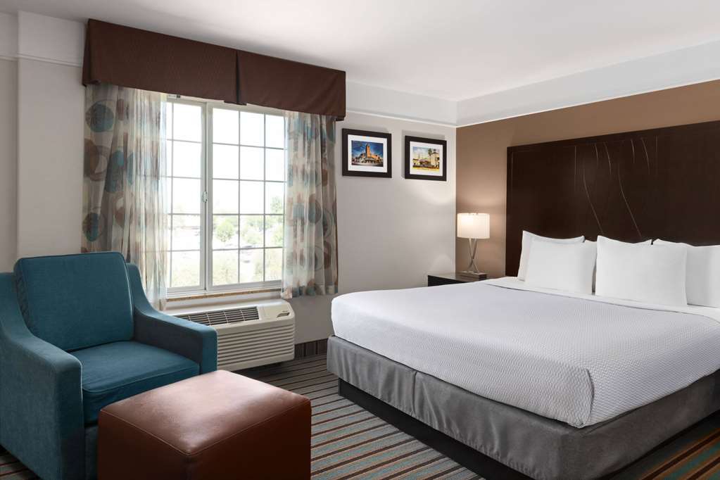 LA QUINTA INN STE BAKRSFIELD N-guestroom-Guest Room,Suite,On-Site.jpg