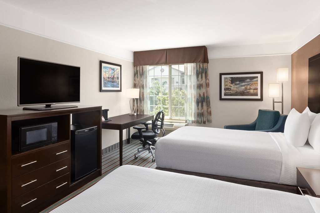 LA QUINTA INN STE BAKRSFIELD N-guestroom-Guest Room,On-Site.jpg