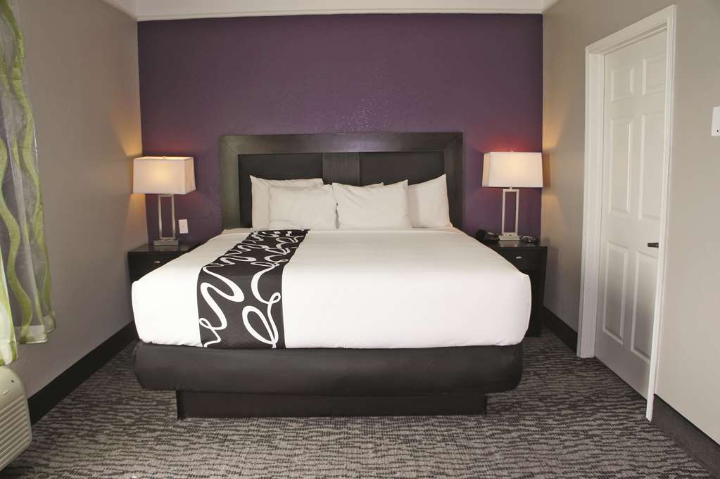 LA QUINTA INN STE PEARLAND-guestroom-Guest Room,Suite,On-Site.jpg