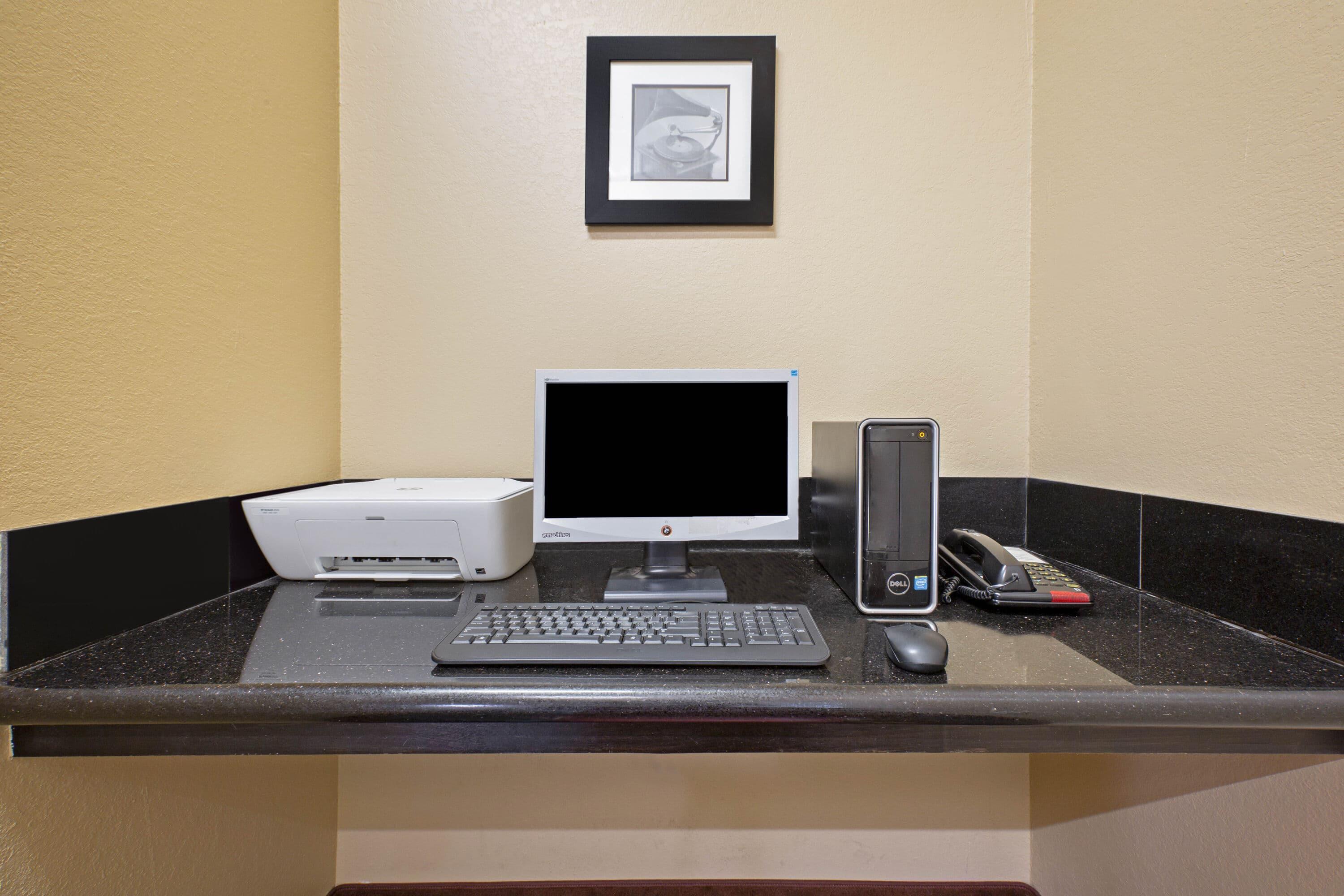 Business Center | La Quinta Inn & Suites by Wyndham Pearland - Houston South