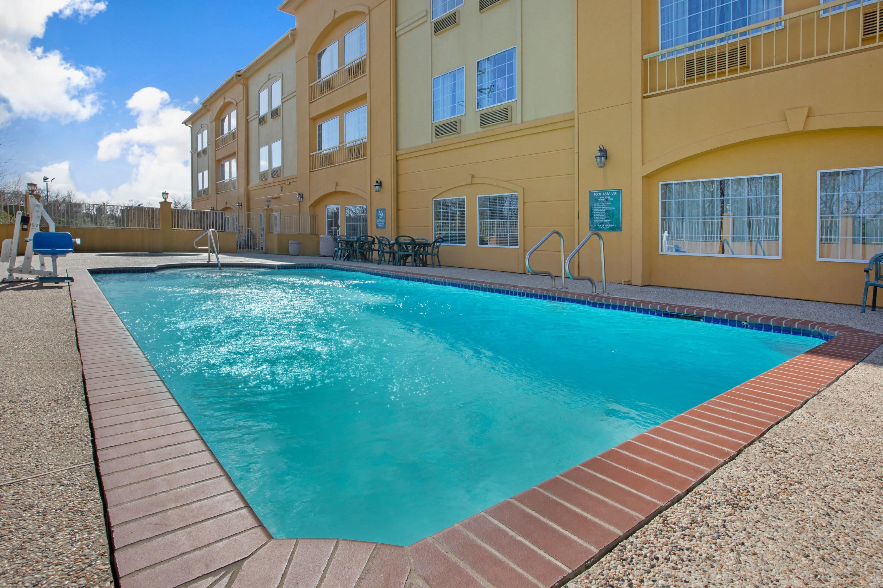 Pool | La Quinta Inn & Suites by Wyndham Pearland - Houston South