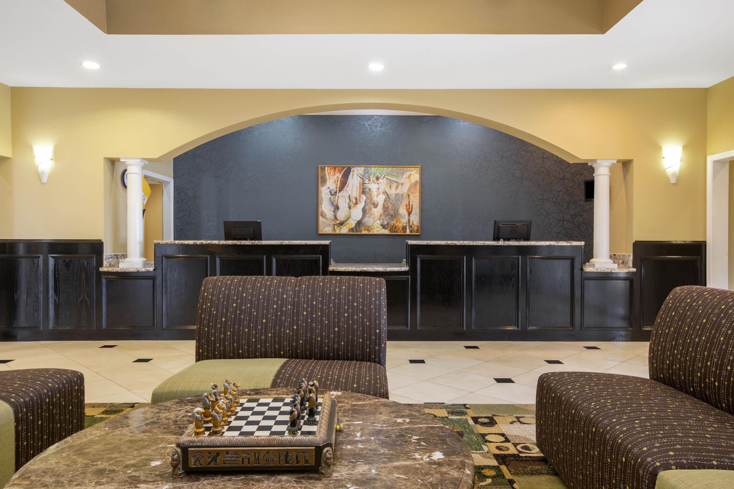 Lobby | La Quinta Inn & Suites by Wyndham Pearland - Houston South