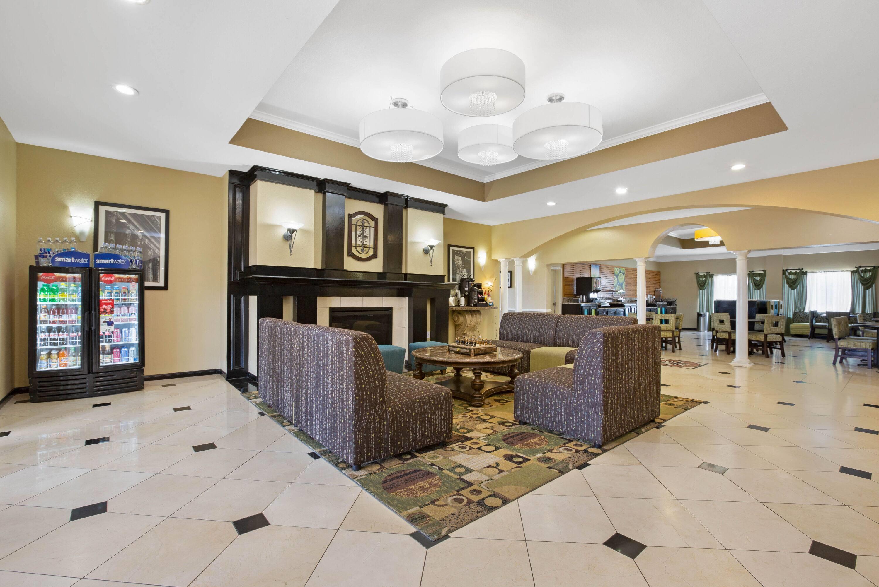 Lobby | La Quinta Inn & Suites by Wyndham Pearland - Houston South