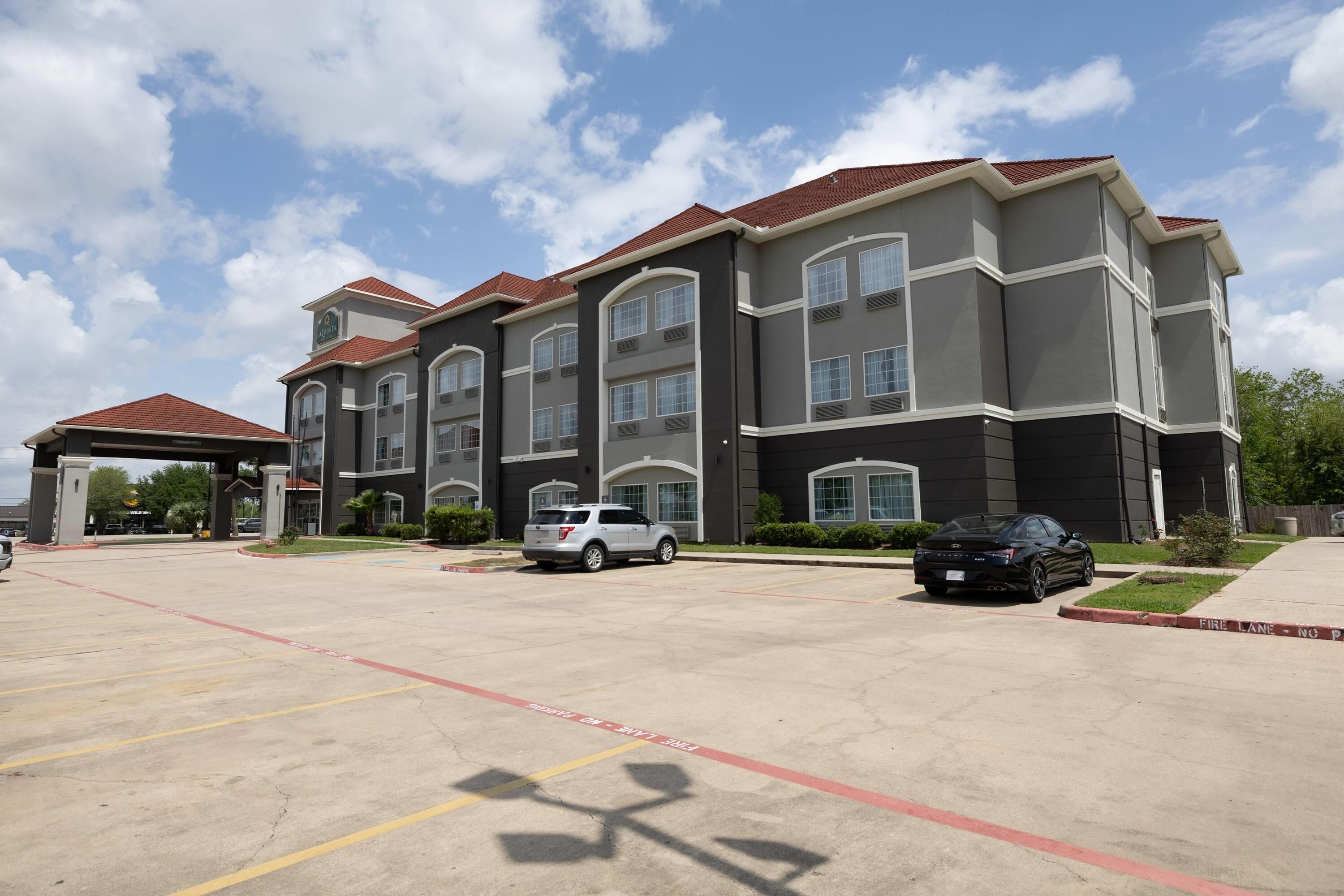 Exterior | La Quinta Inn & Suites by Wyndham Pearland - Houston South