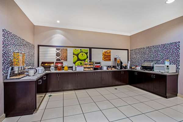  - La Quinta Inn & Suites Salida - CA 99, Exit 233