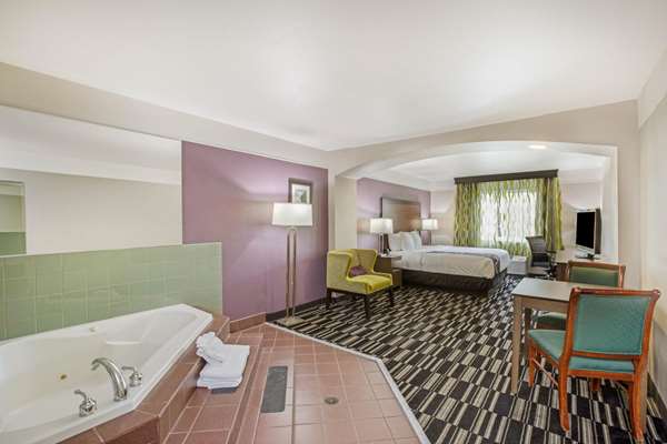 Suite - La Quinta Inn & Suites Salida - CA 99, Exit 233
