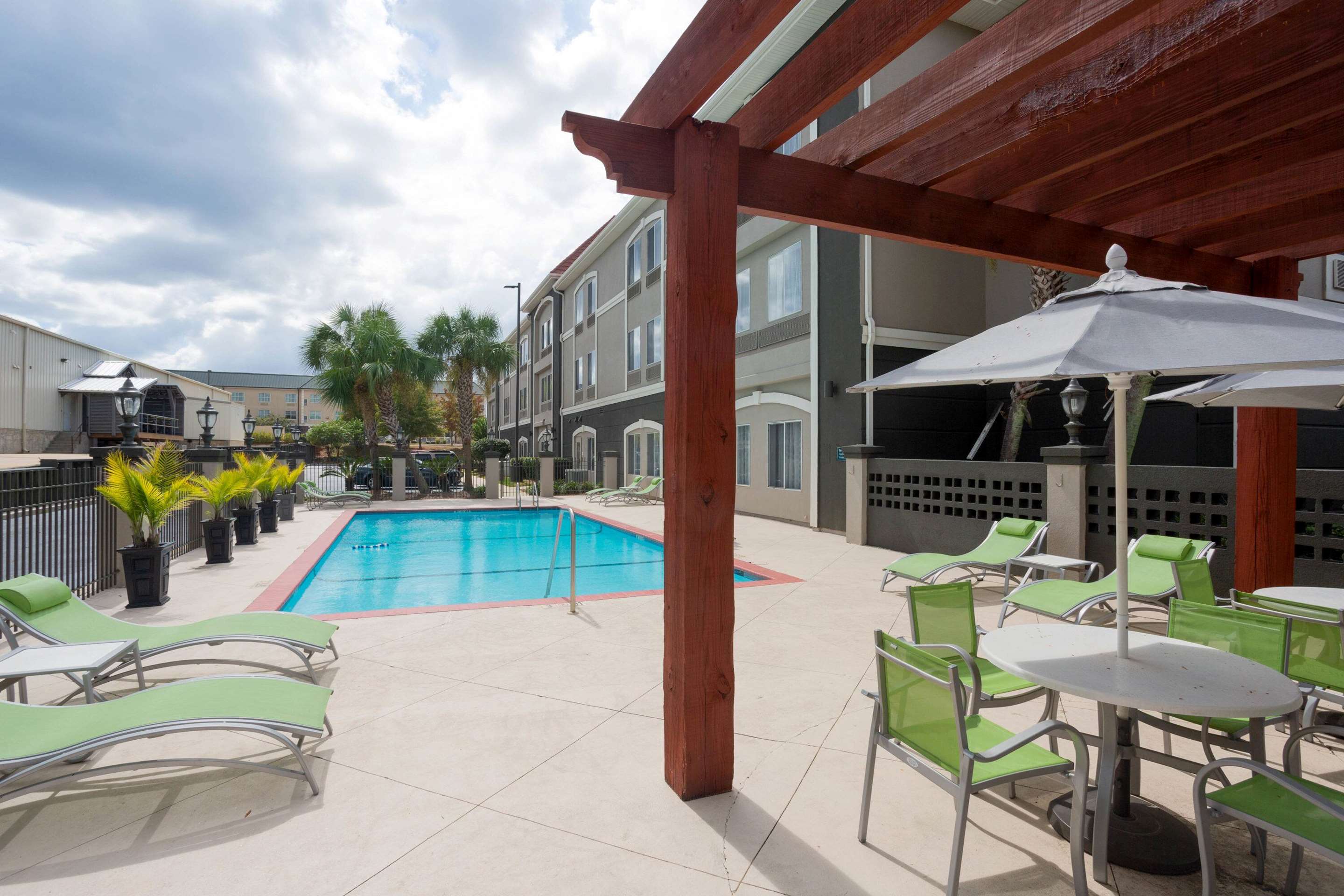 Pool | La Quinta by Wyndham Mobile - Daphne