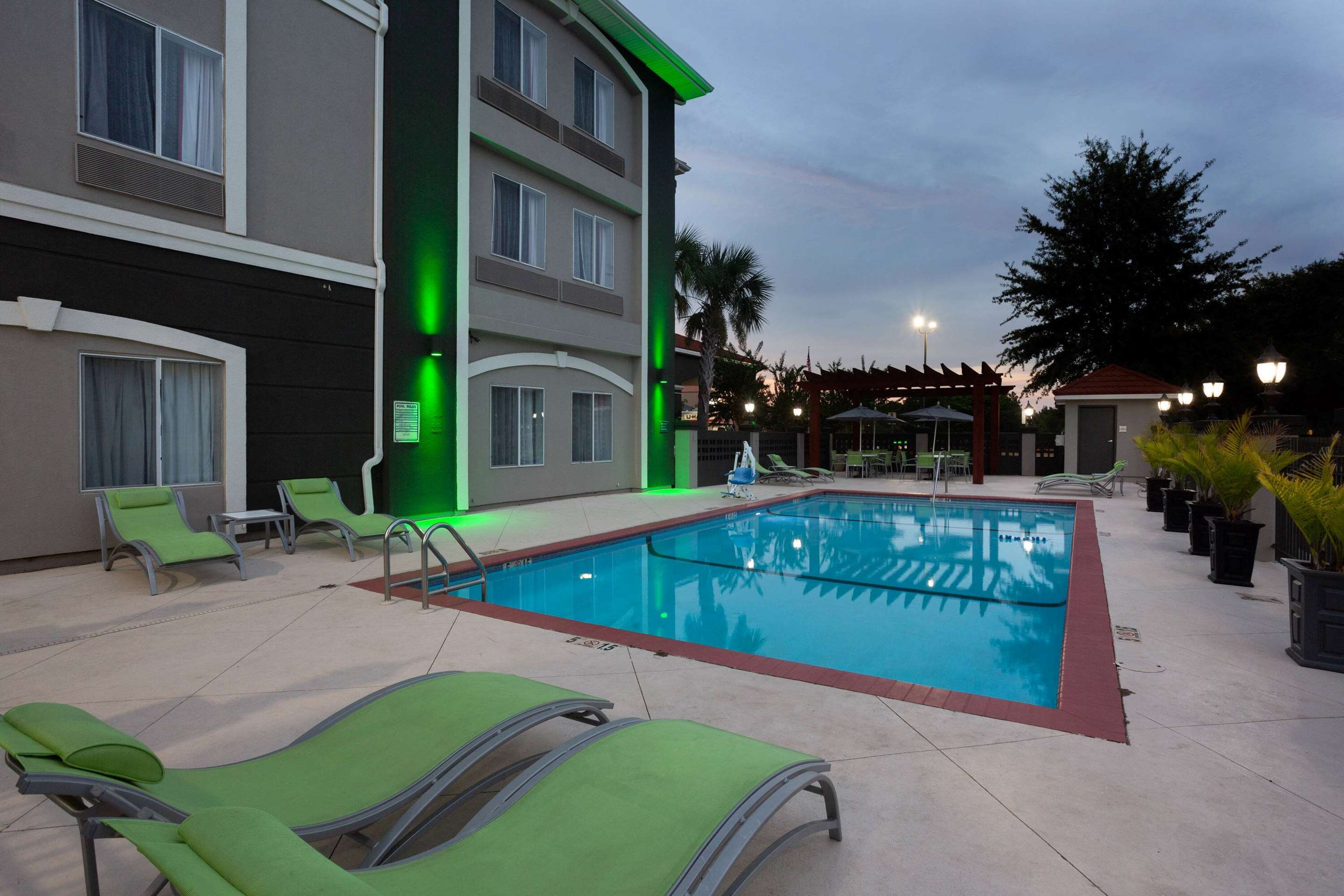 Pool | La Quinta by Wyndham Mobile - Daphne