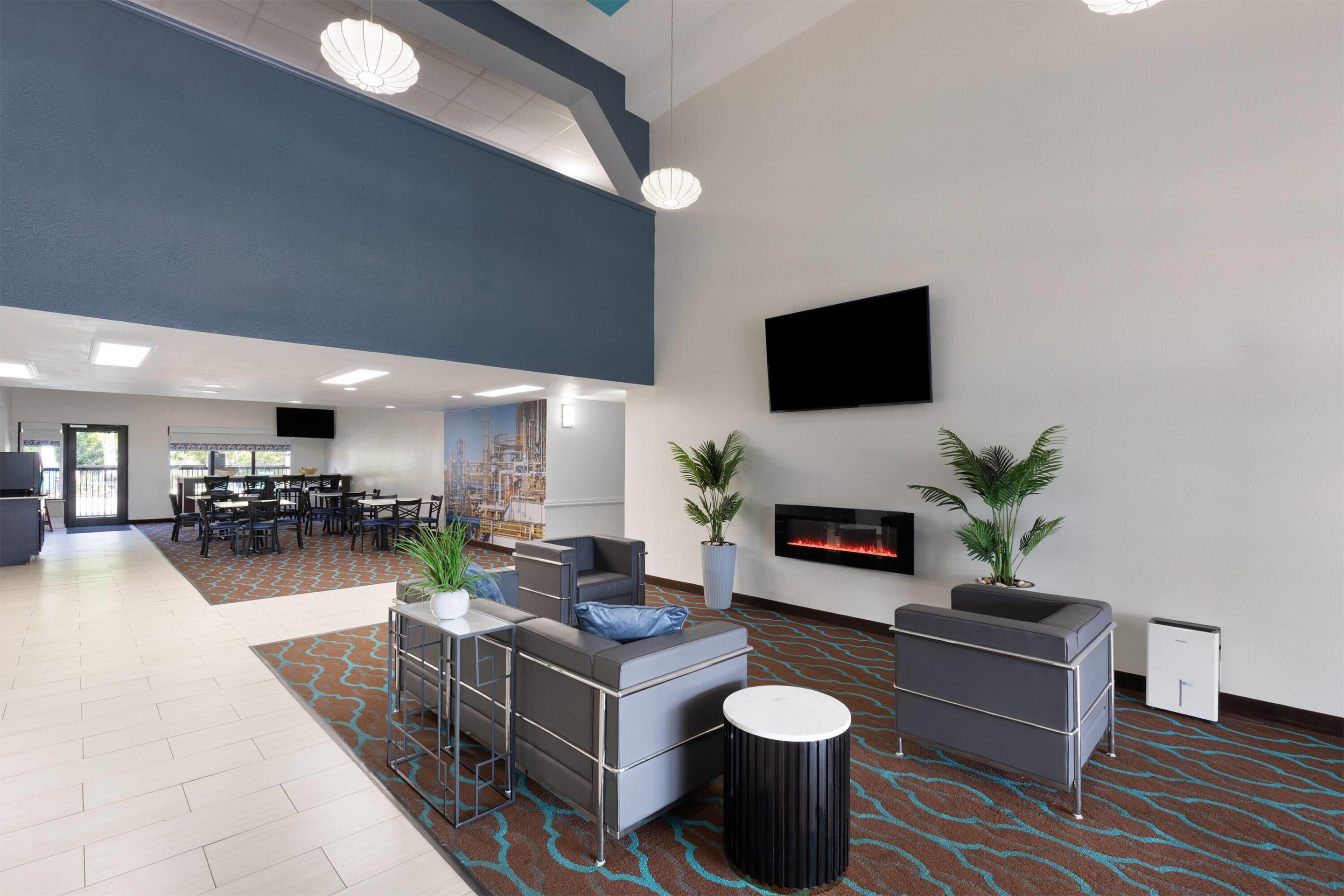 Lobby | La Quinta Inn by Wyndham Moss Point - Pascagoula