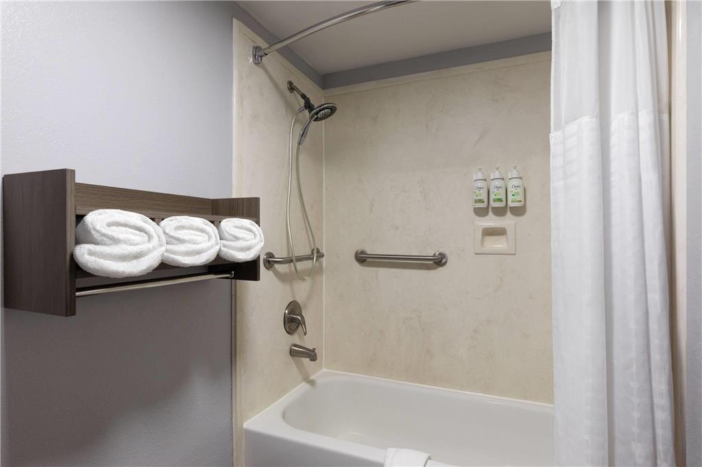 BAYMONT BY WYNDHAM MOSS POINT-guestroom-Guest Room,Bathroom,Accessibility,On-Site.jpg