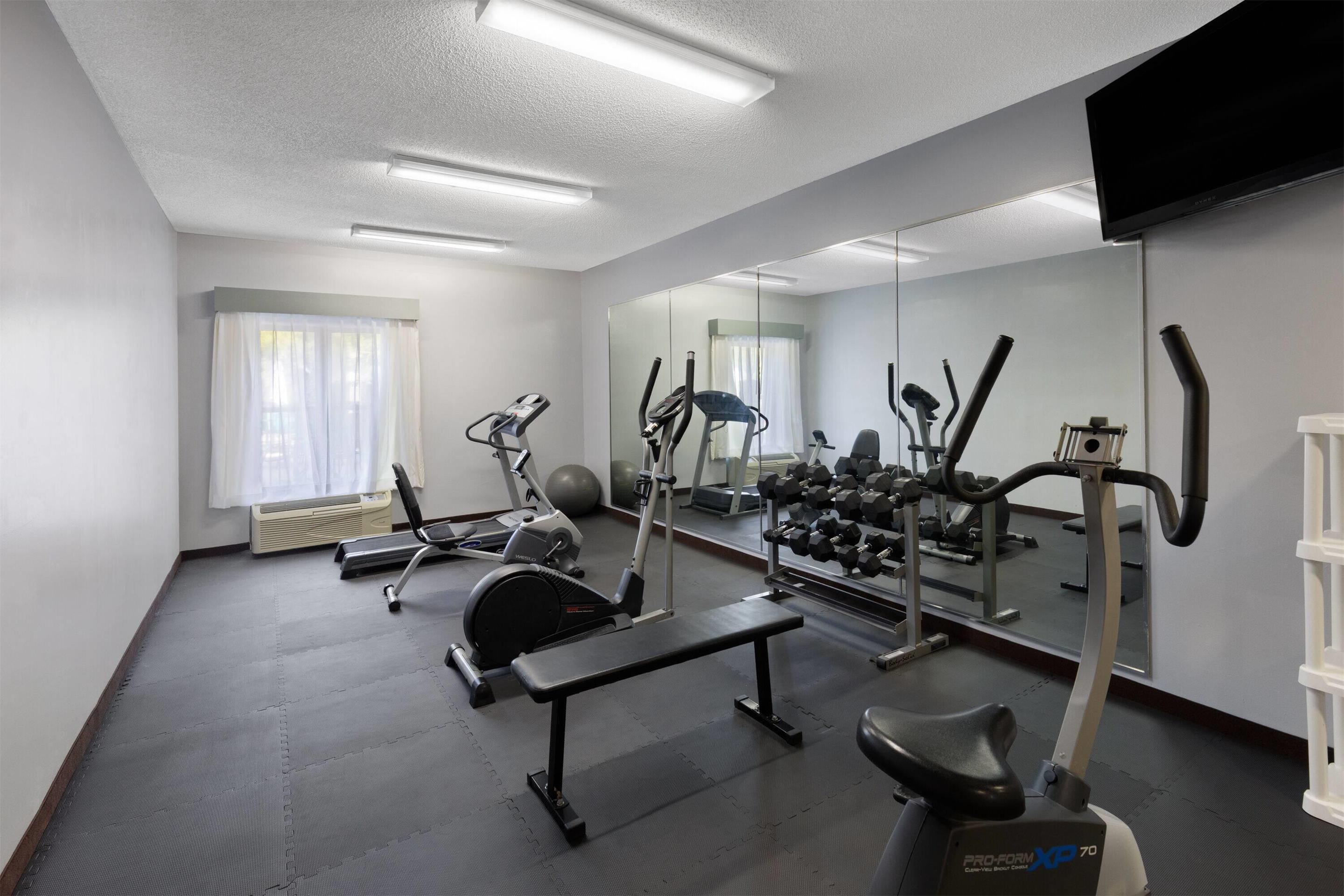 Health club fitness center gym | La Quinta Inn by Wyndham Moss Point - Pascagoula