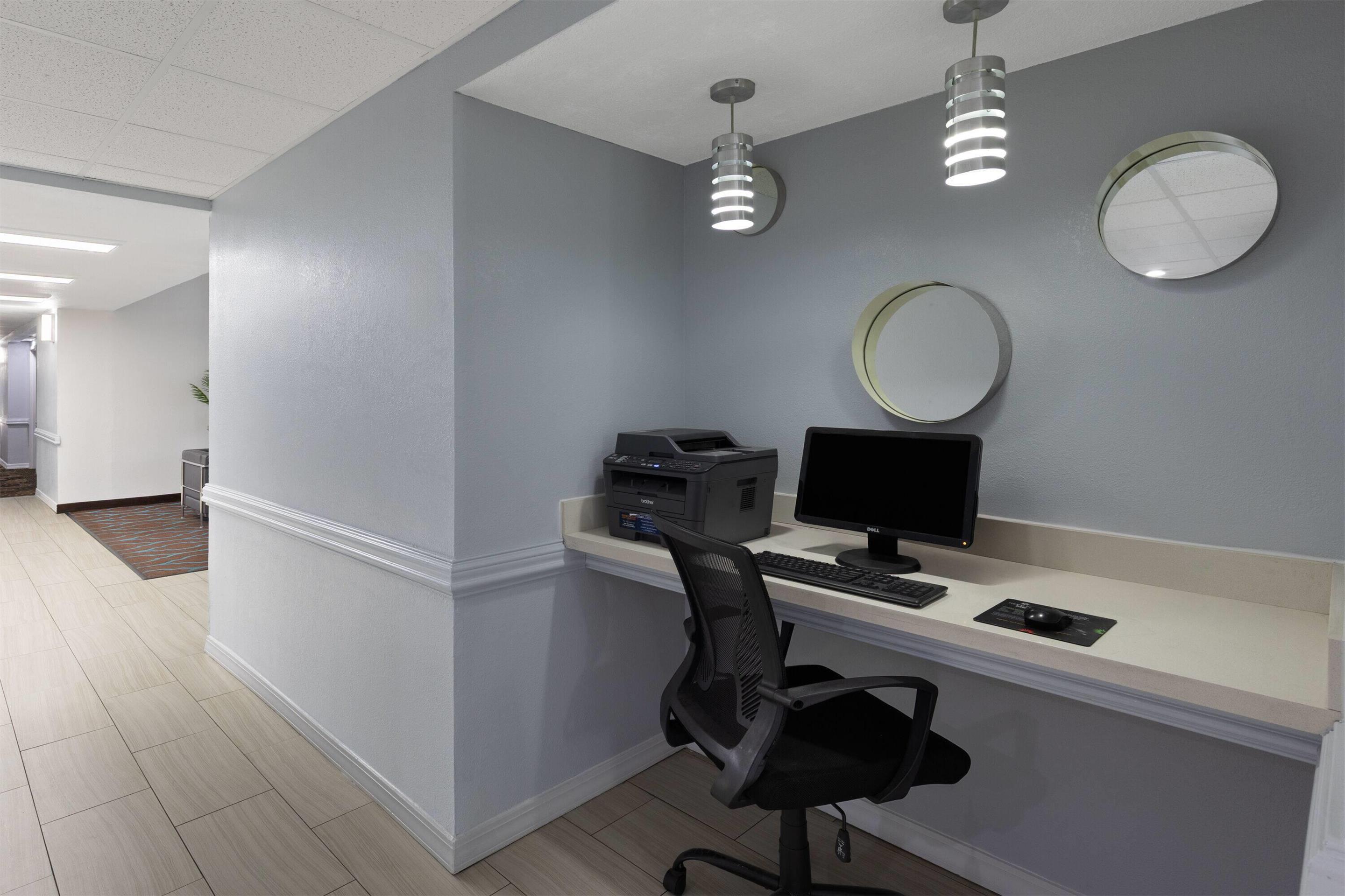 Business Center | La Quinta Inn by Wyndham Moss Point - Pascagoula