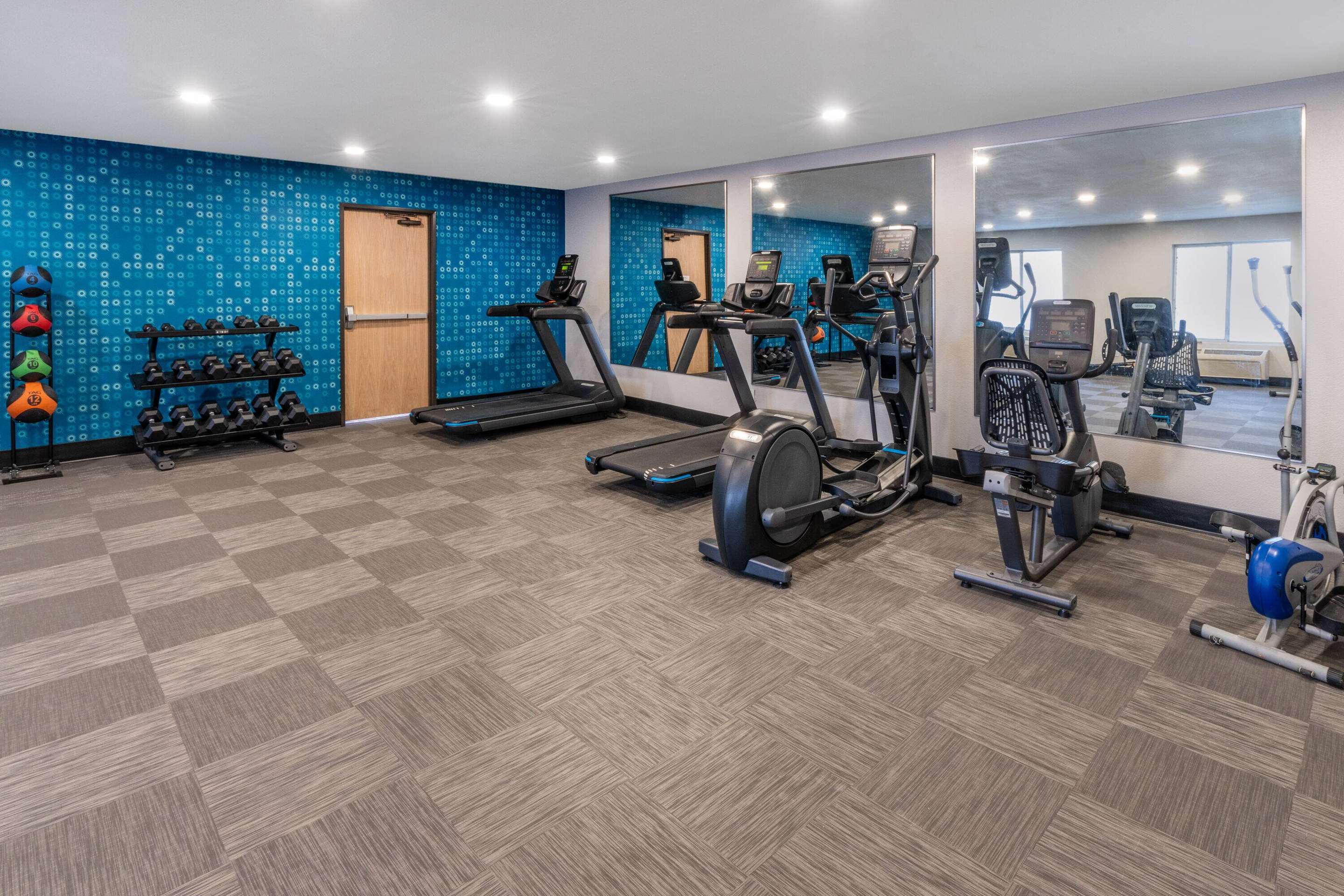 Health club fitness center gym | La Quinta Inn & Suites by Wyndham Roswell
