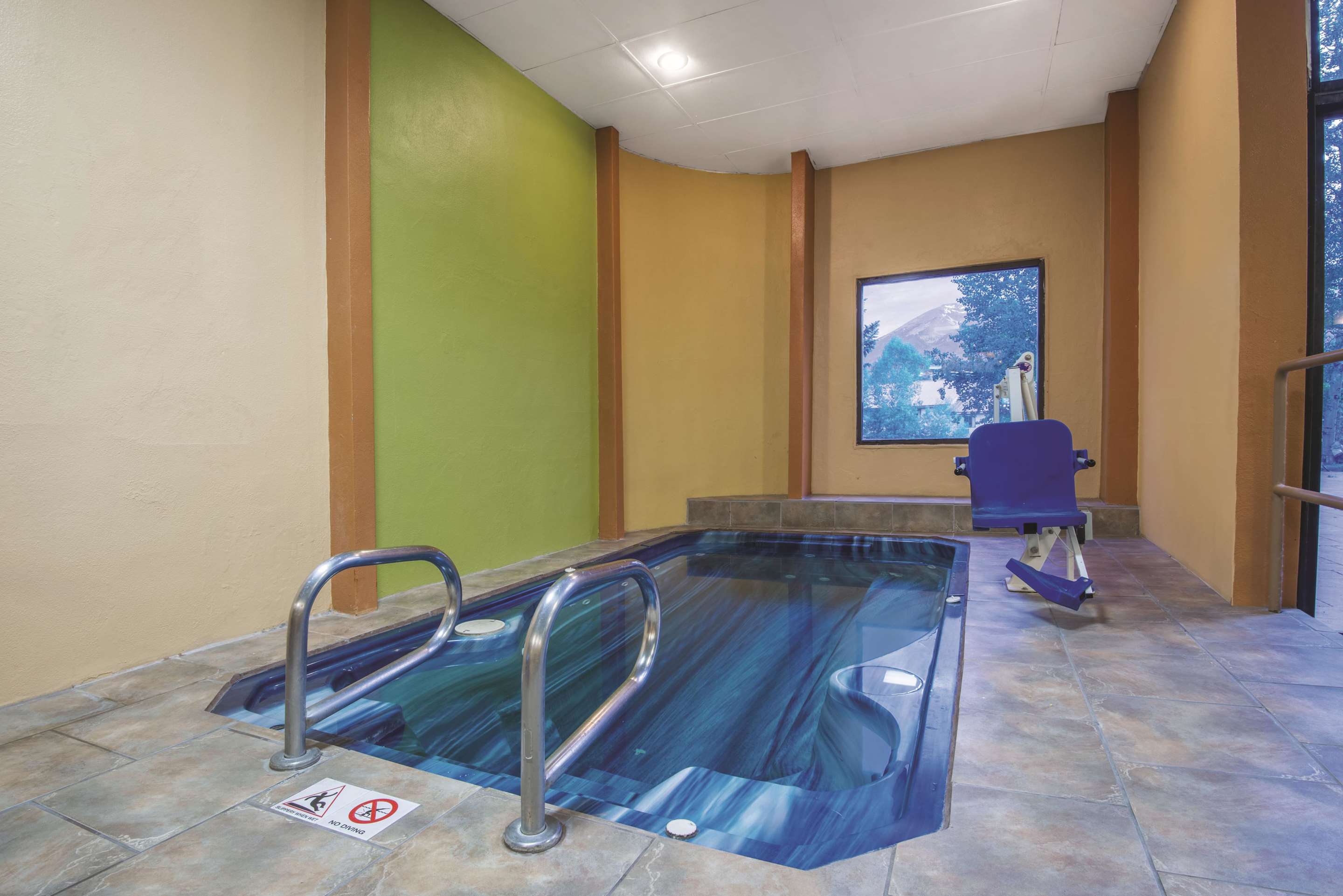 Pool | La Quinta Inn & Suites by Wyndham Silverthorne - Summit Co