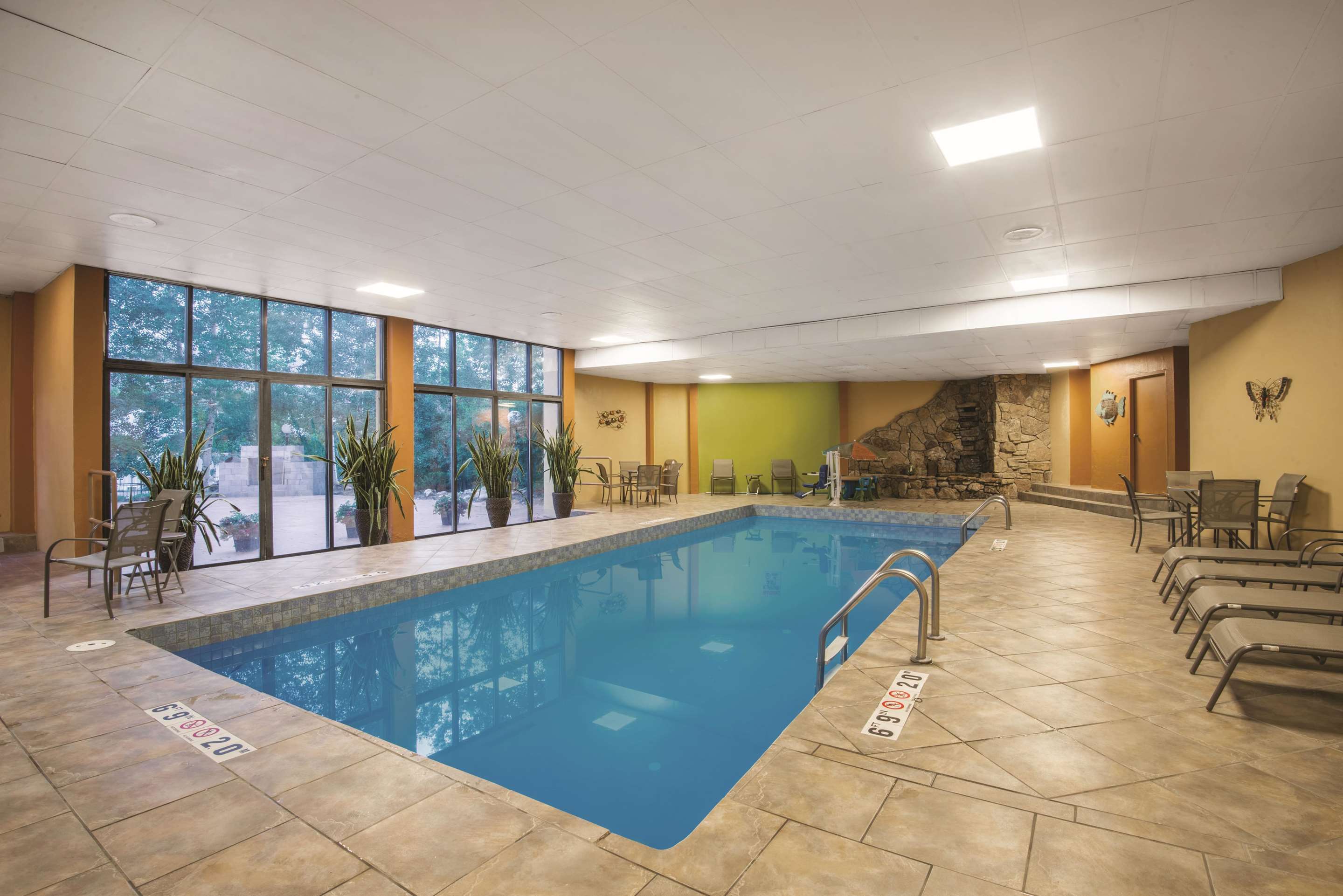 Pool | La Quinta Inn & Suites by Wyndham Silverthorne - Summit Co