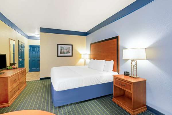  - La Quinta Inn & Suites Shawnee - I-40, Exit 186