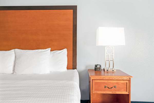  - La Quinta Inn & Suites Shawnee - I-40, Exit 186