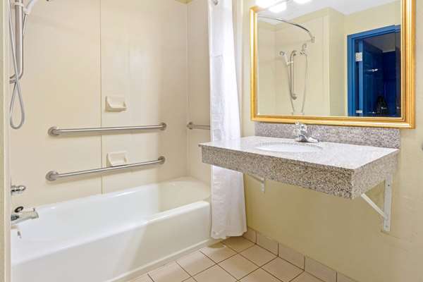  - La Quinta Inn & Suites Shawnee - I-40, Exit 186
