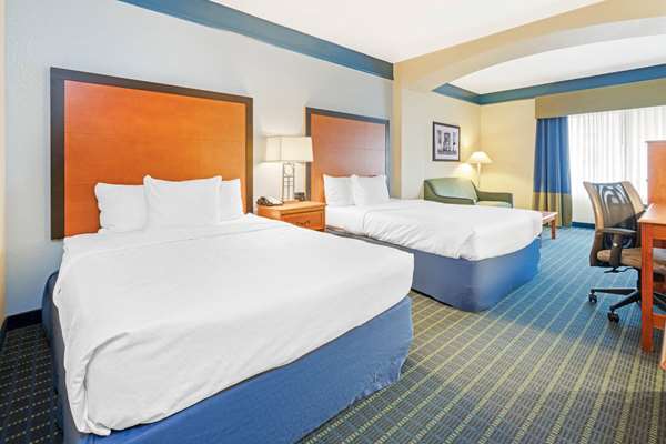  - La Quinta Inn & Suites Shawnee - I-40, Exit 186