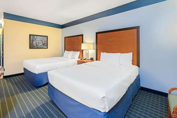 - La Quinta Inn & Suites Shawnee - I-40, Exit 186