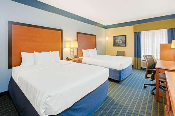  - La Quinta Inn & Suites Shawnee - I-40, Exit 186