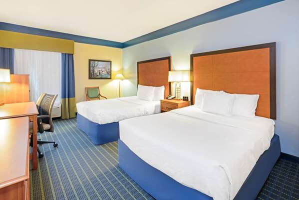  - La Quinta Inn & Suites Shawnee - I-40, Exit 186